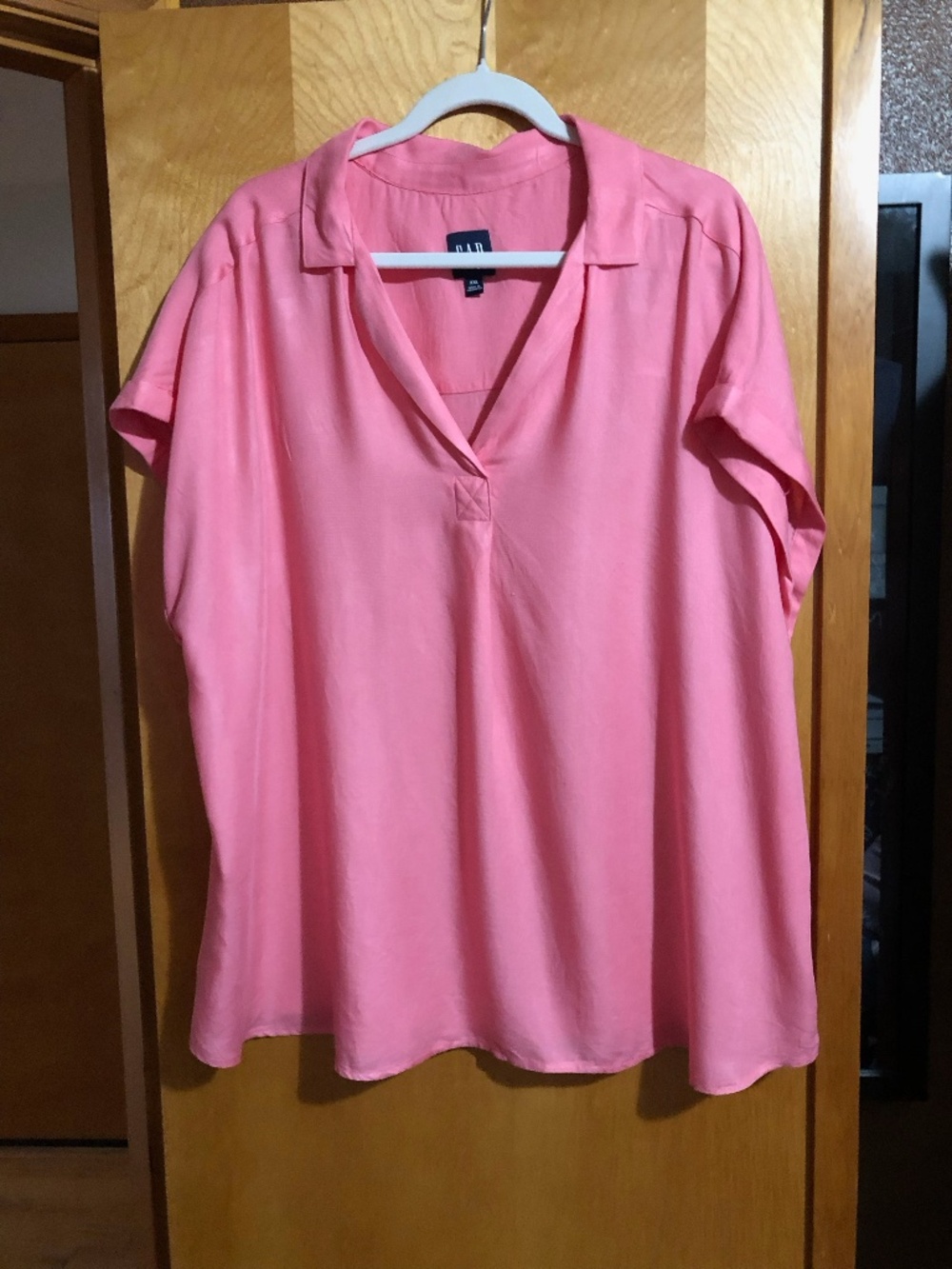 Gap salmon color vee neck shirt
